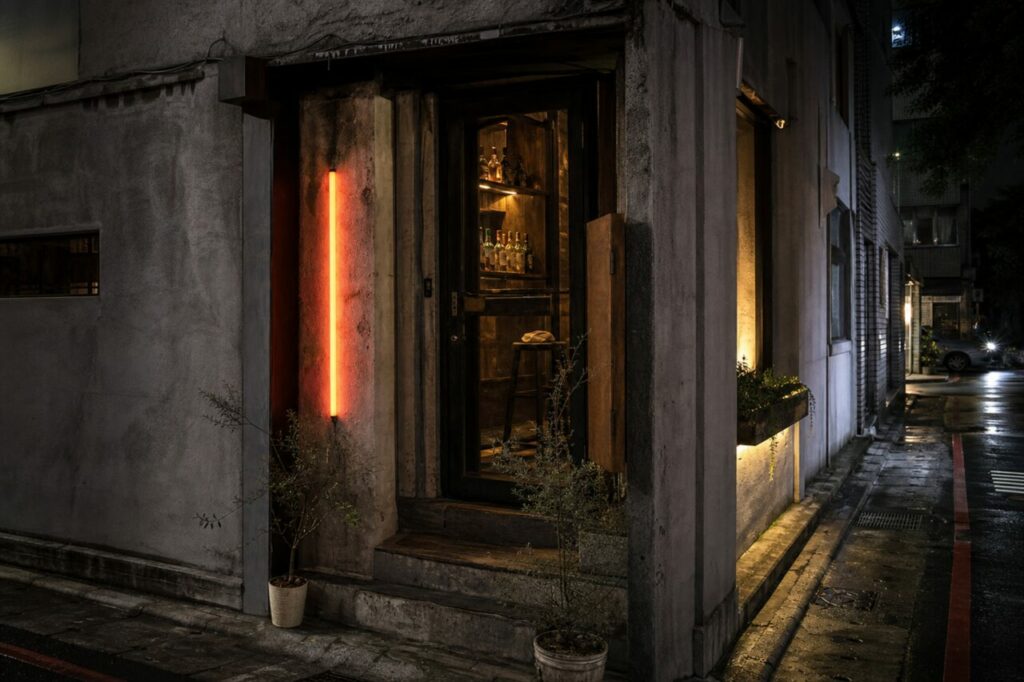 Eingang an einer Ecke neben einer feuchten Gasse