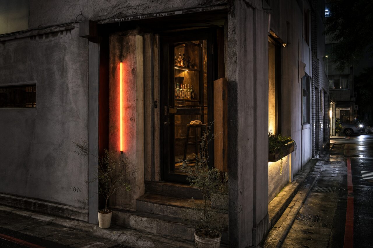 Ingresso d’angolo accanto a un vicolo bagnato