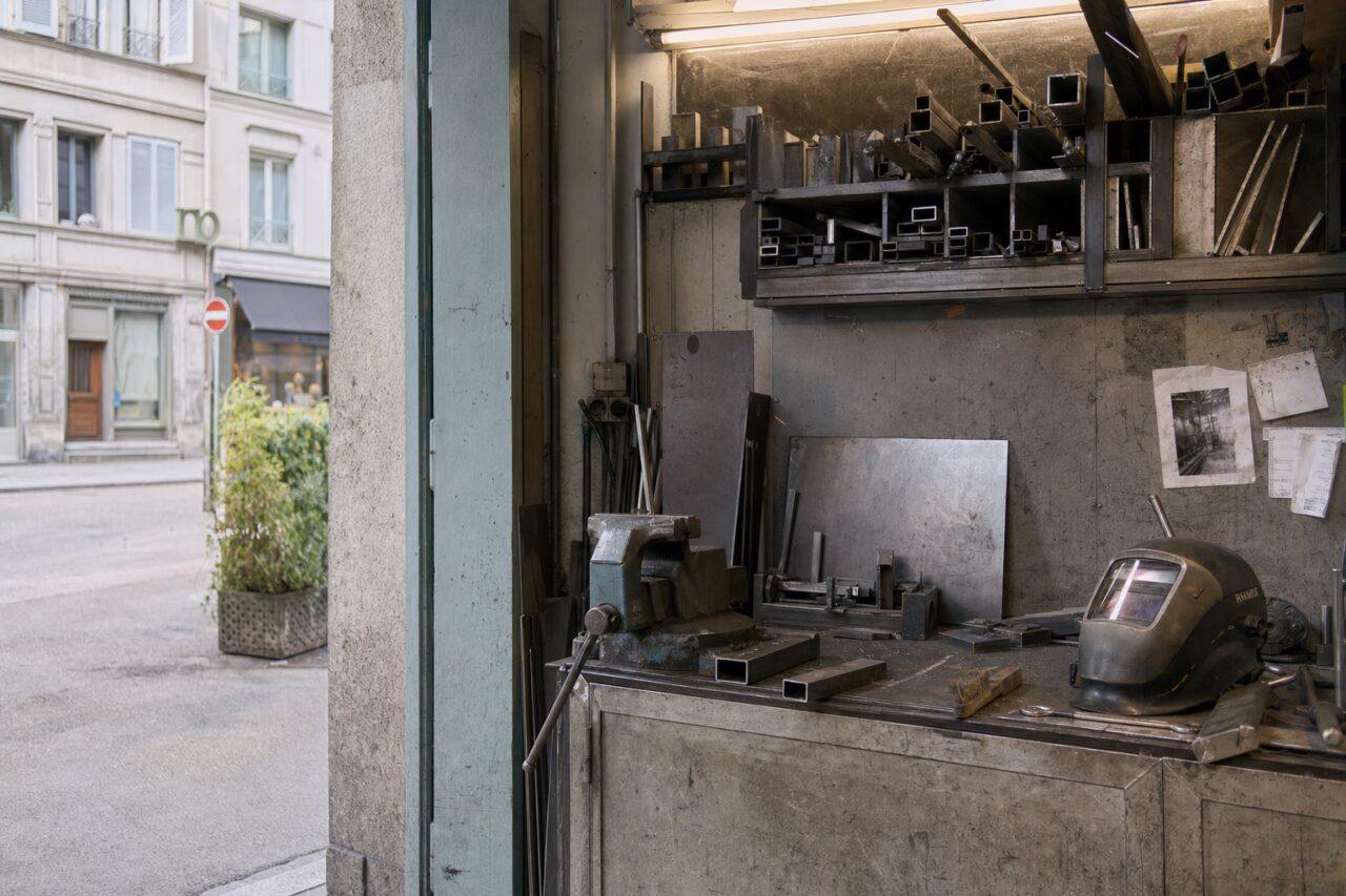 Atelier de métallerie ouvert sur une rue de Zurich, entre étau et profilés d’acier