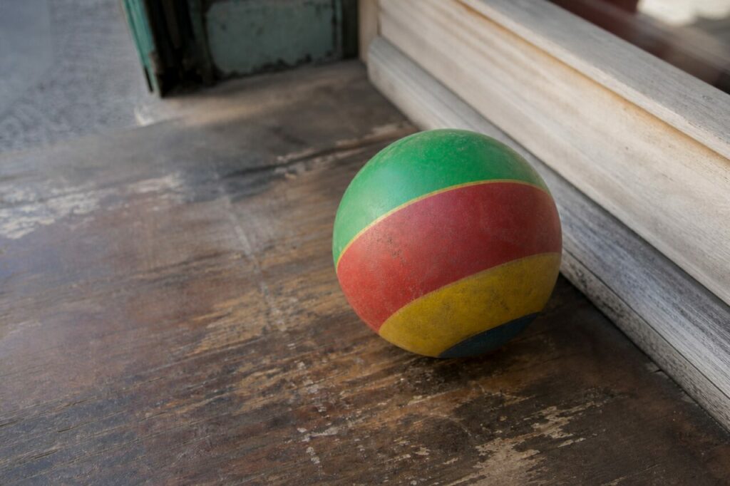 Bunter Ball von oben auf zerkratztem Holz