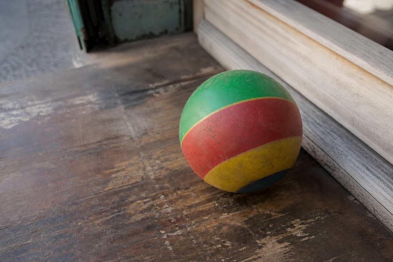 Ballon multicolore vu en plongée sur le bois rayé