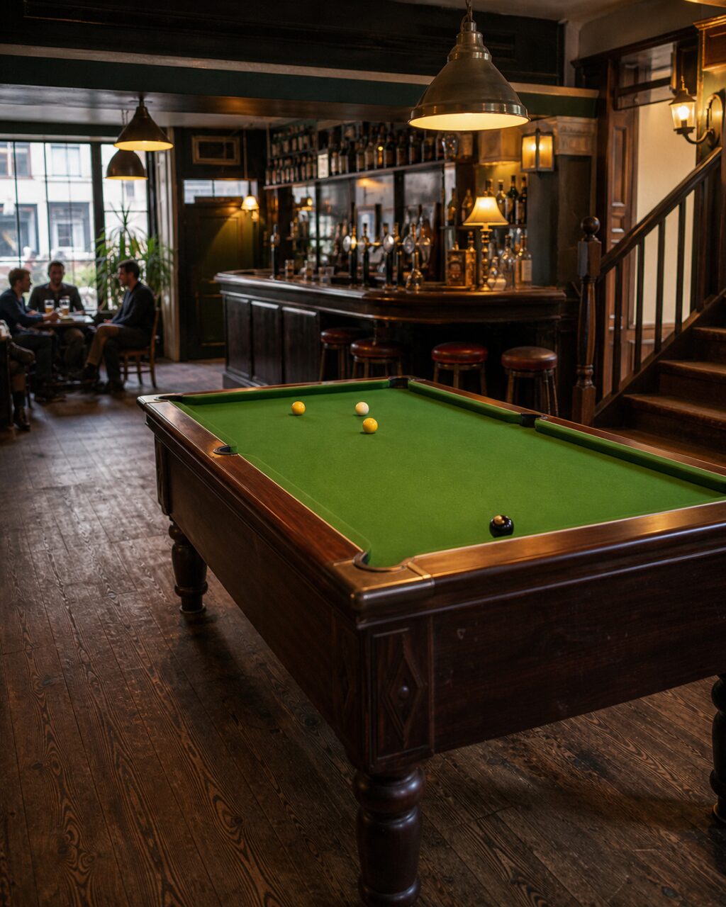 Pooltafel in portretbeeld voor de toog en trap