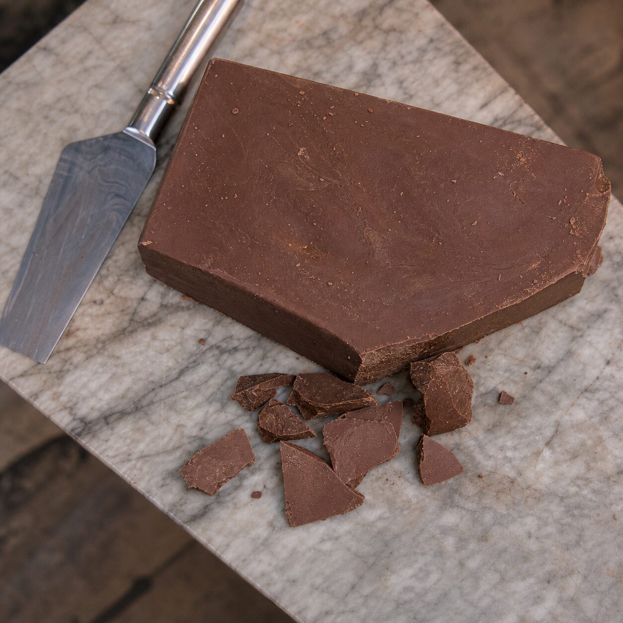 Schokoladenblock auf der Theke einer Chocolaterie