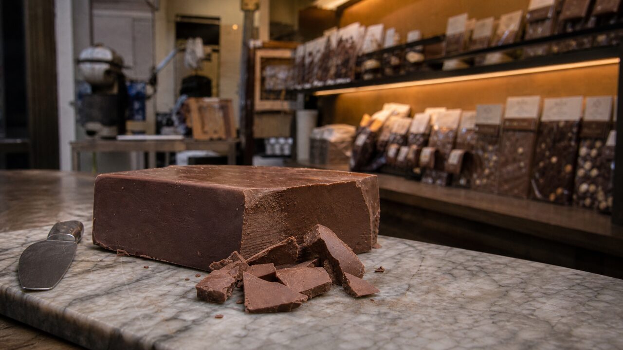 Bloco de chocolate e pedaços vistos de cima