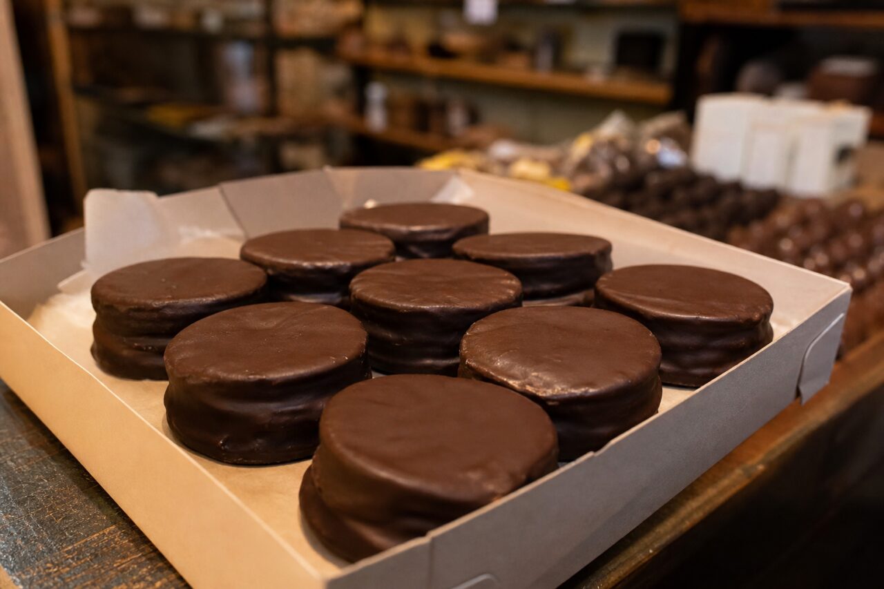 Doos met met chocolade omhulde alfajores