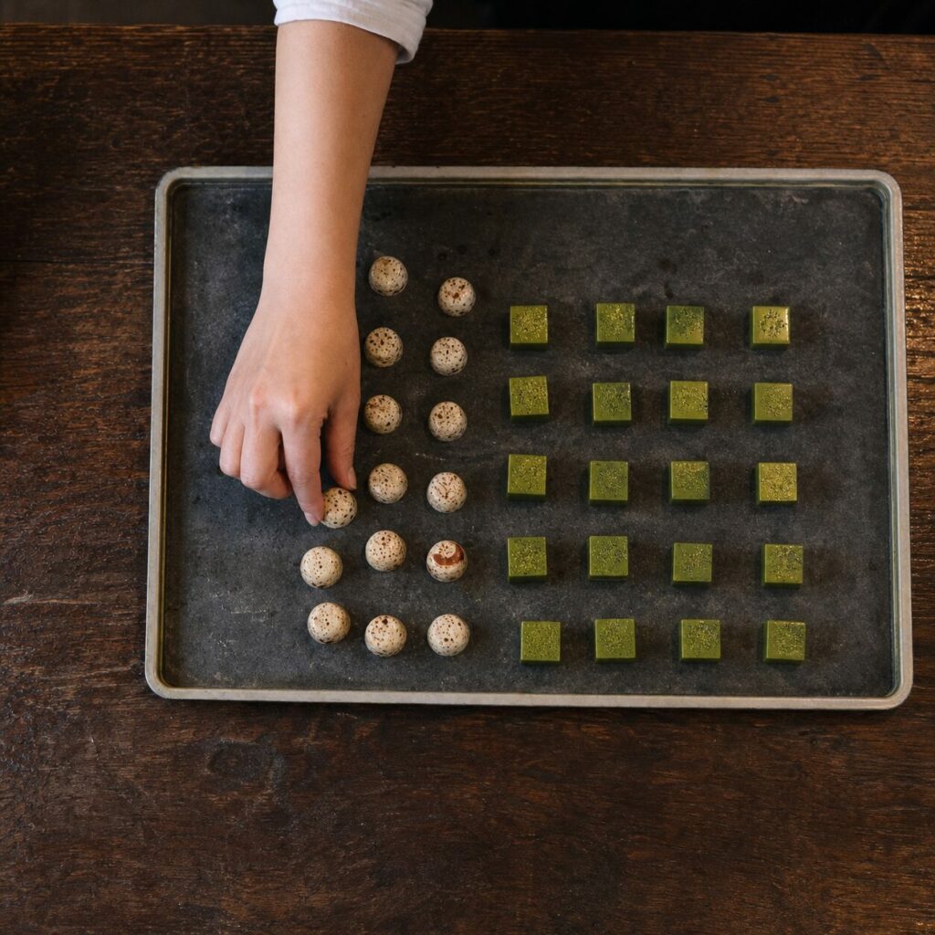 Draufsicht auf Matcha-Pralinen