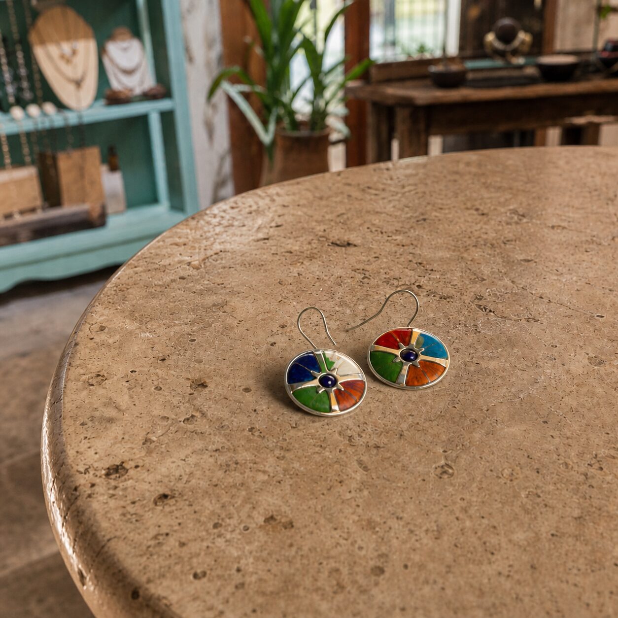 Boucles d’émail sur table minérale