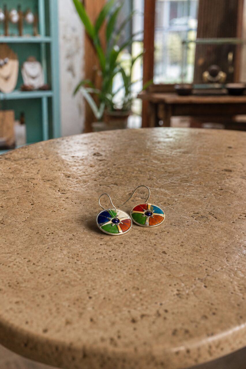 Pendientes de esmalte vistos de lado