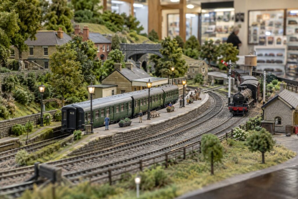 Boutique de modélisme ferroviaire — réseau miniature avec gare et paysage