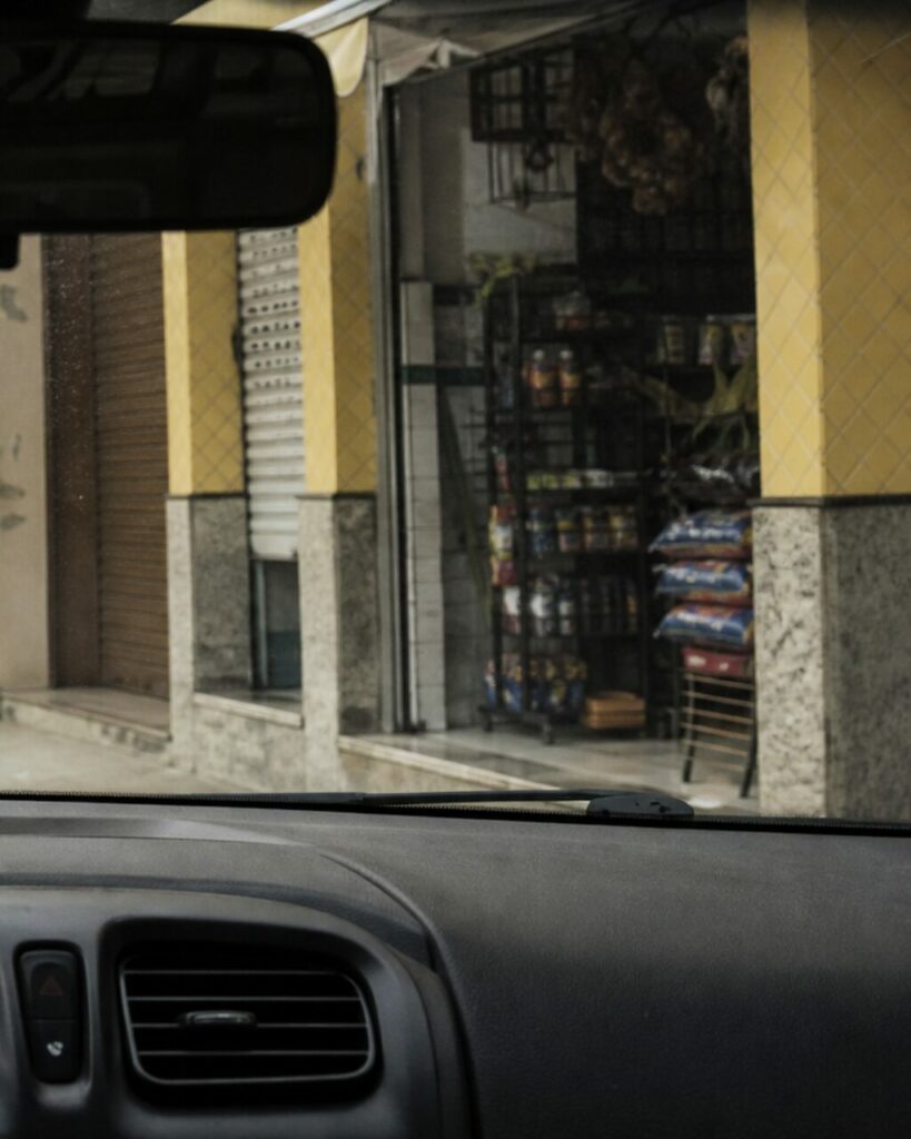 Boutique ouverte derrière le pare-brise côté droit