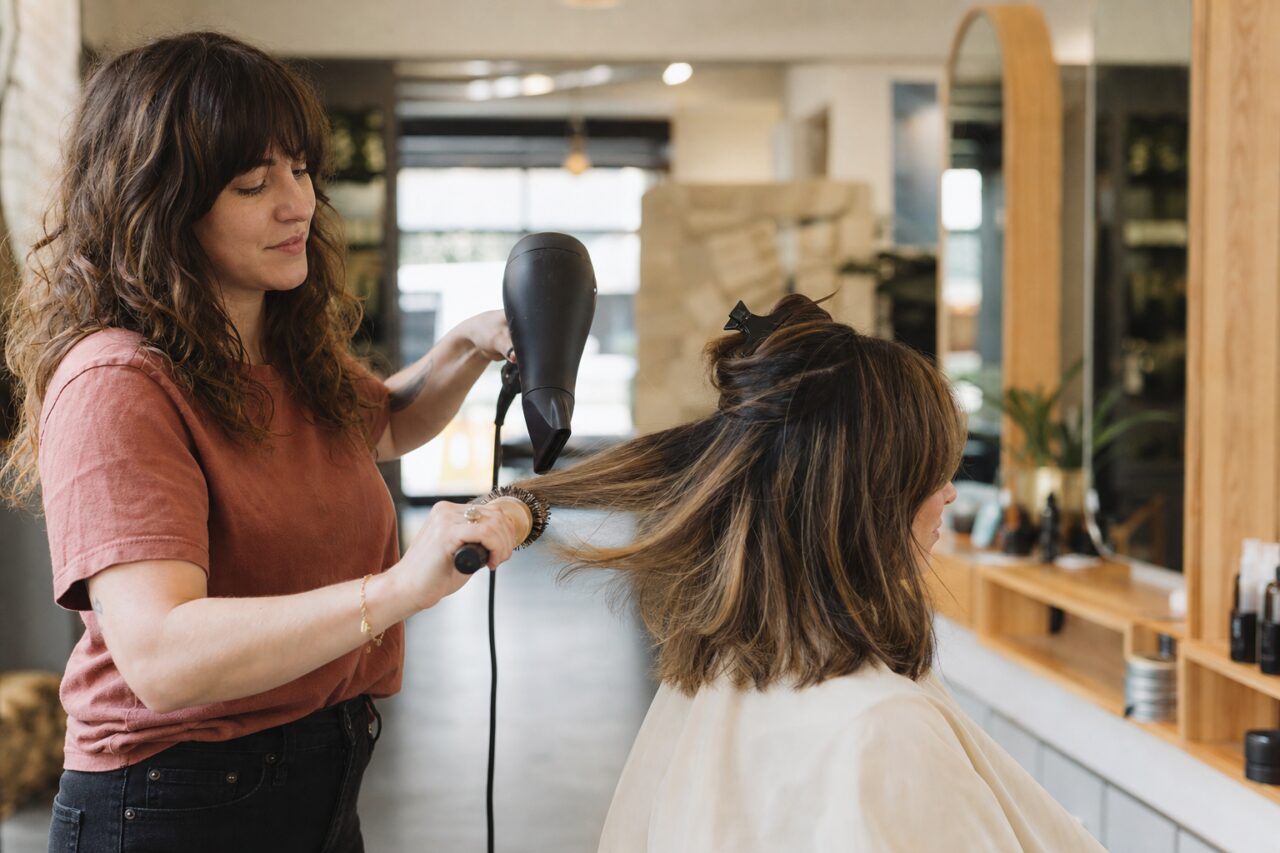 Piega su capelli castani con ciocche chiare