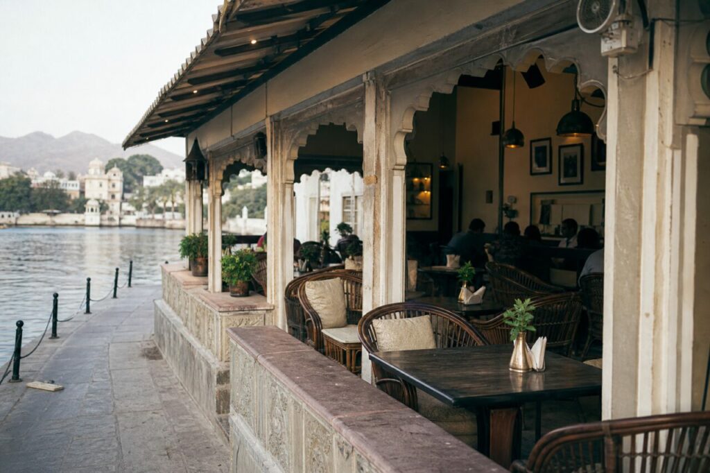 Café à arcades ouvert au bord du lac
