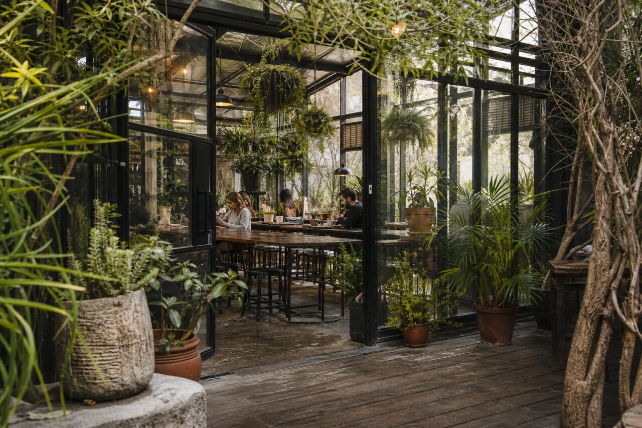 Café vitré au milieu d’une végétation dense