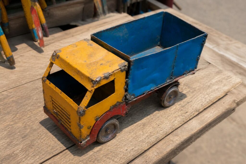 Spielzeuglastwagen von oben mit leerer Ladefläche