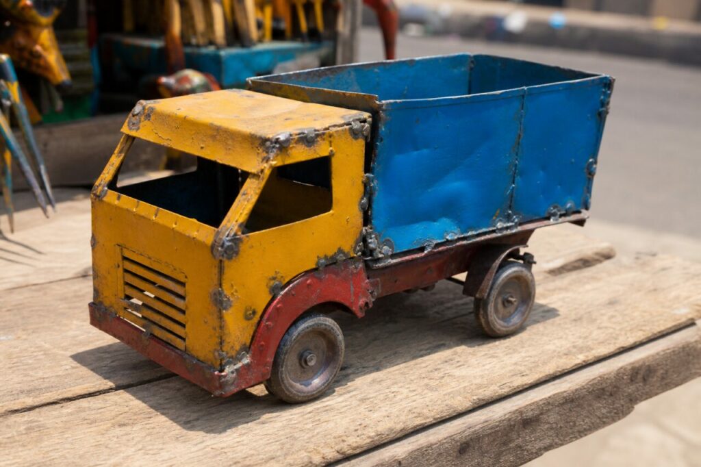 Camion-jouet en métal jaune, bleu et rouge