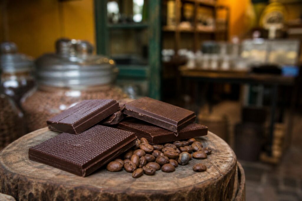 Carrés de chocolat noir et grains de café