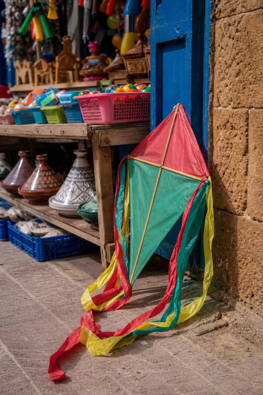 Rouge et turquoise sur un cerf-volant devant une boutique
