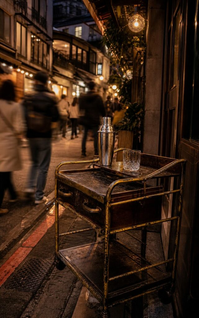 Carrello da bar in verticale sotto una lampadina rotonda