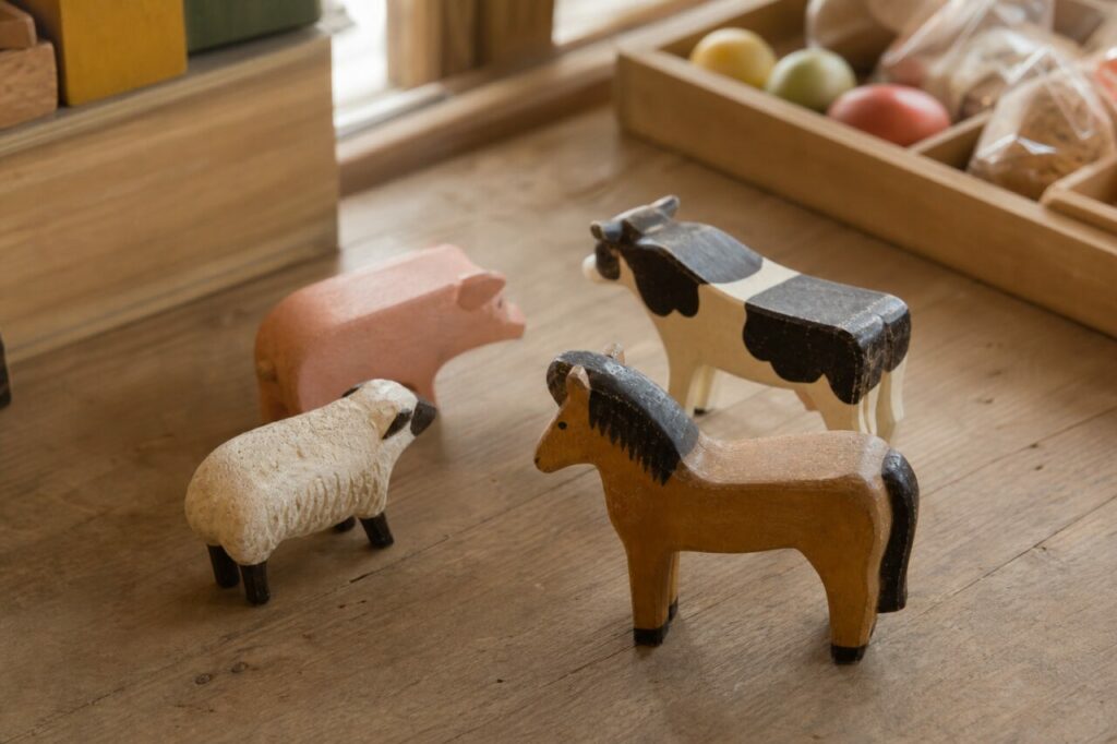 Cavalo castanho diante de três animais pintados