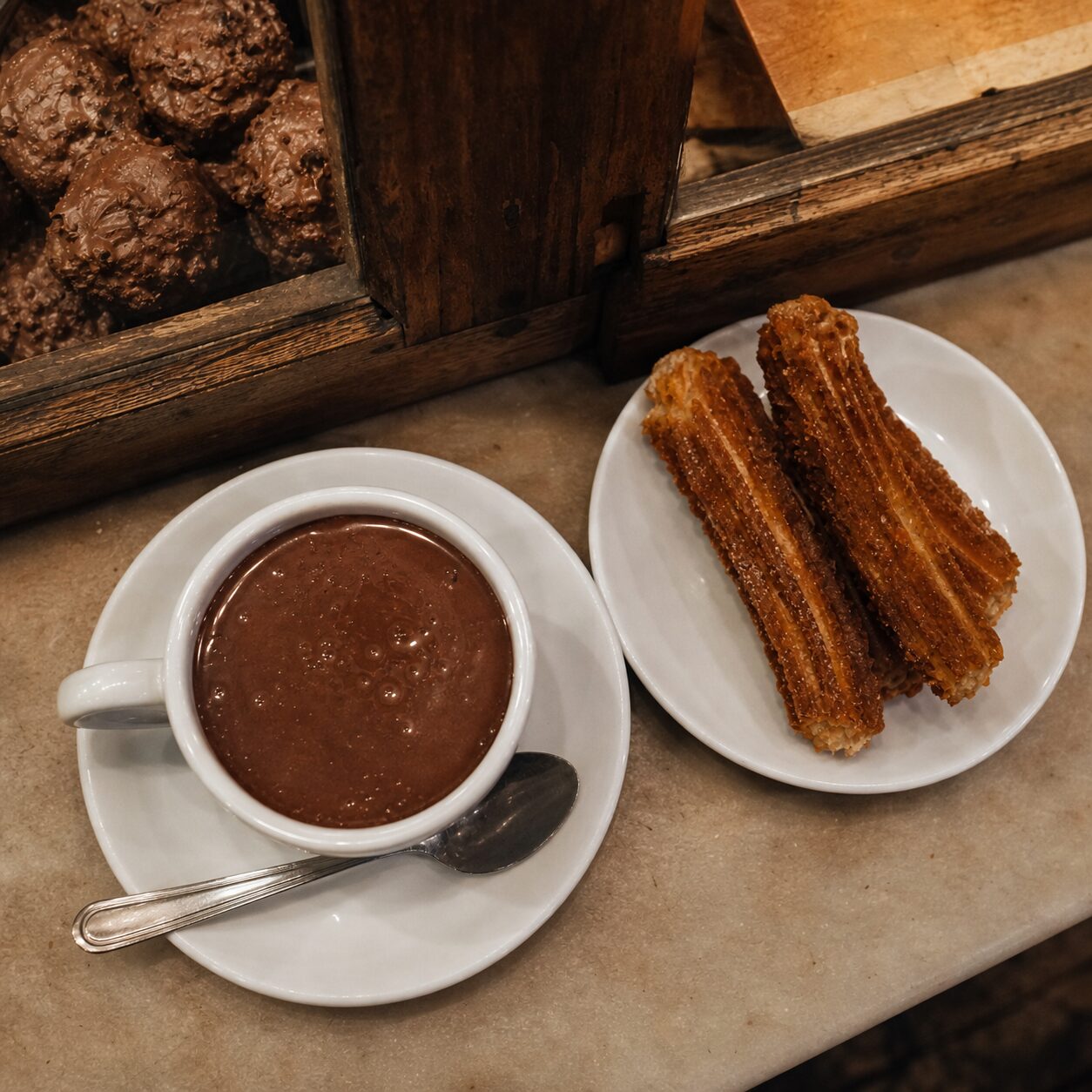 Heiße Schokolade und Churros aus der Draufsicht