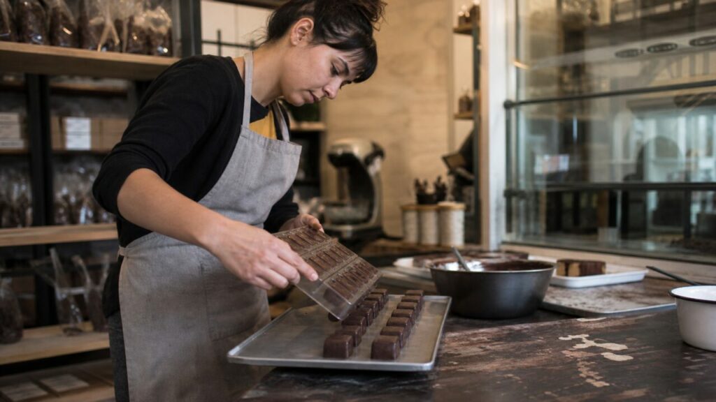 Chocolatière moulant des ganaches au Cap