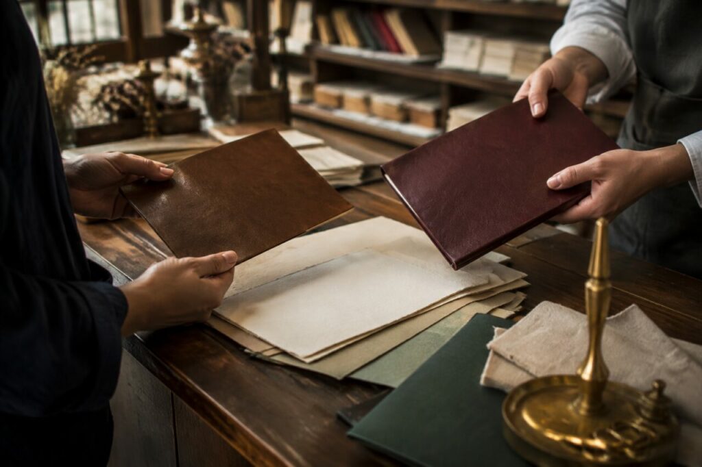 Choix de couvertures en cuir sur la table de reliure