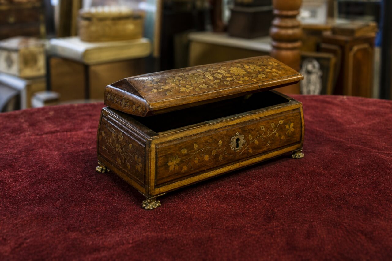 Coffret à bijoux en bois vu en légère plongée avec couvercle et décor floral
