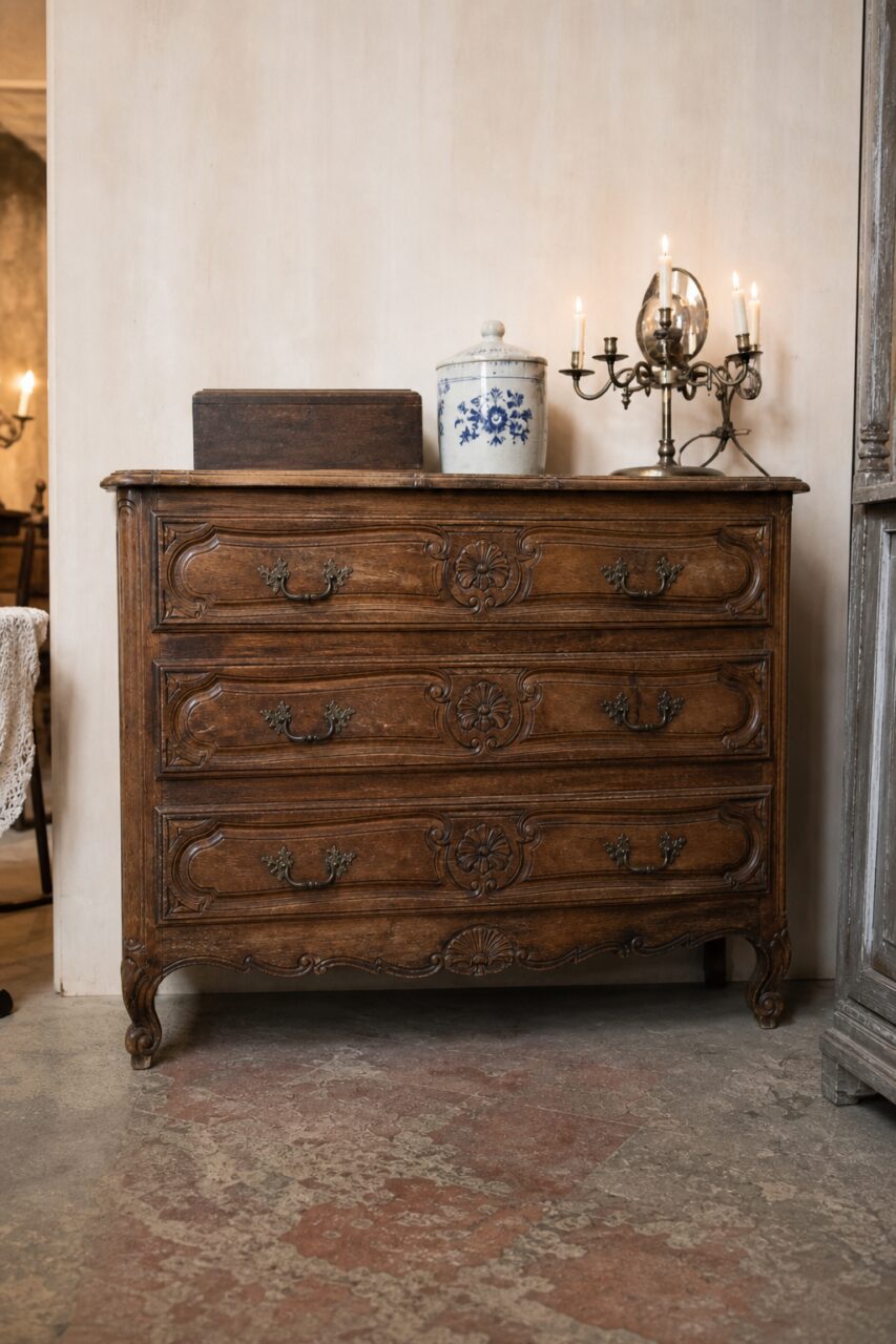Commode ancienne en bois sculpté photographiée en cadrage vertical