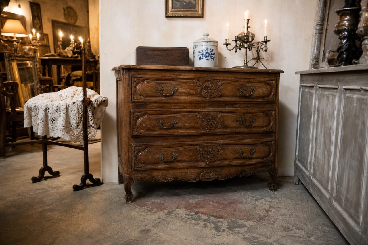 Commode ancienne sculptée au centre d’une boutique d’antiquités