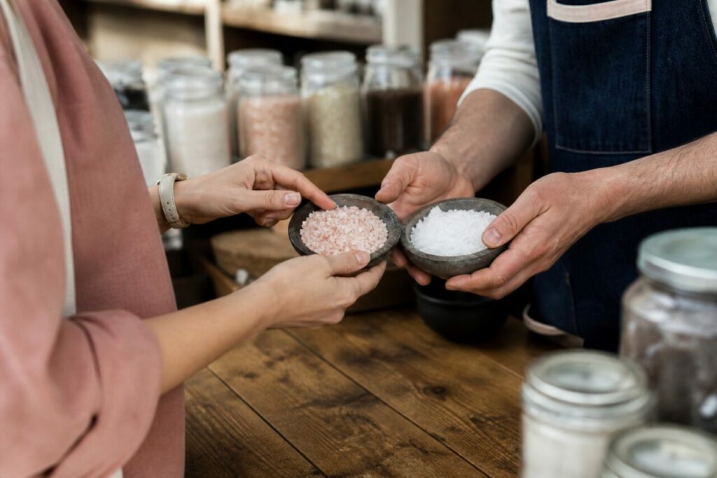 Comptoir de boutique avec deux coupelles de sels et cristaux éclairés