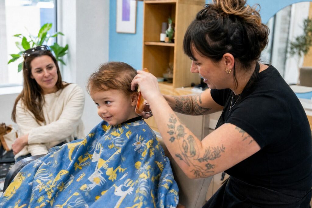 Three-quarter haircut view before a round mirror
