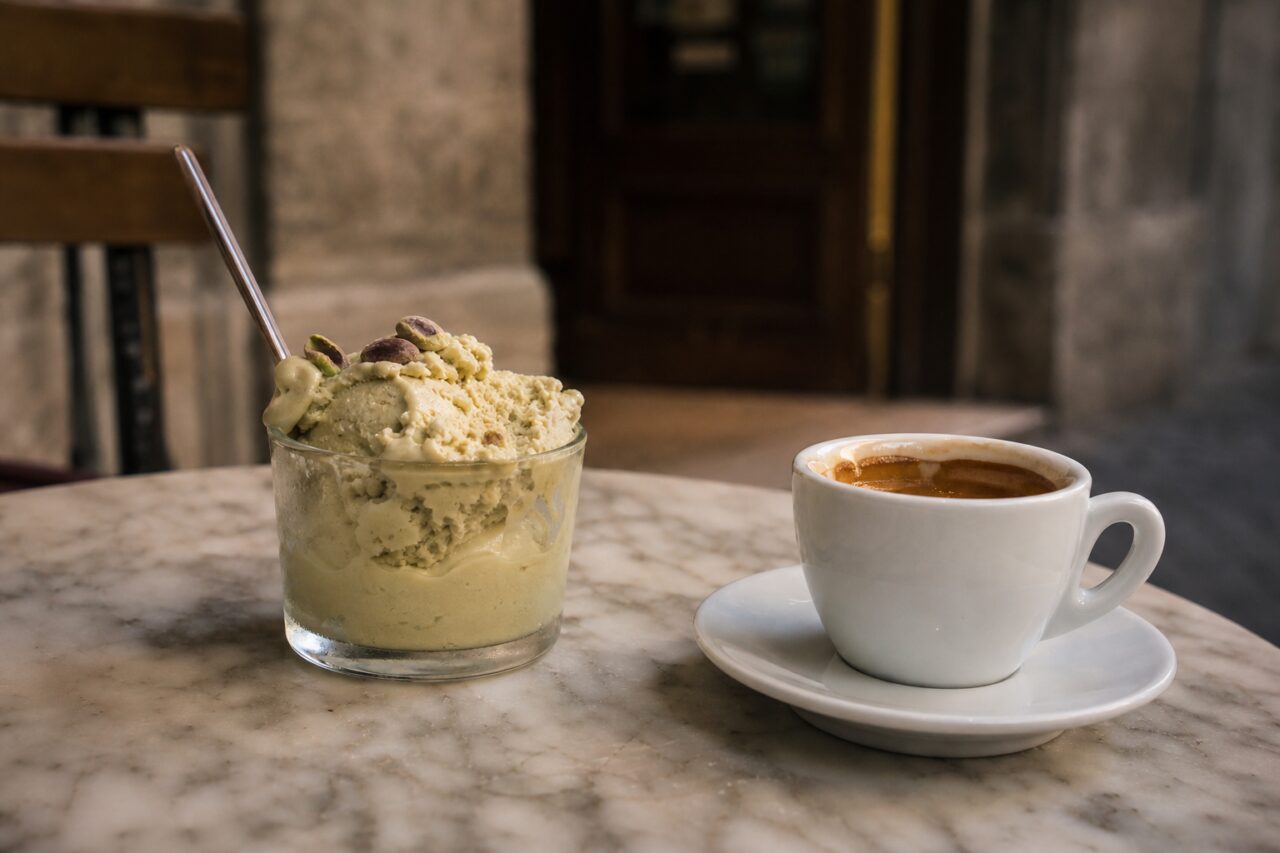 Dessert glacé vert pâle et tasse de café en cadrage rapproché