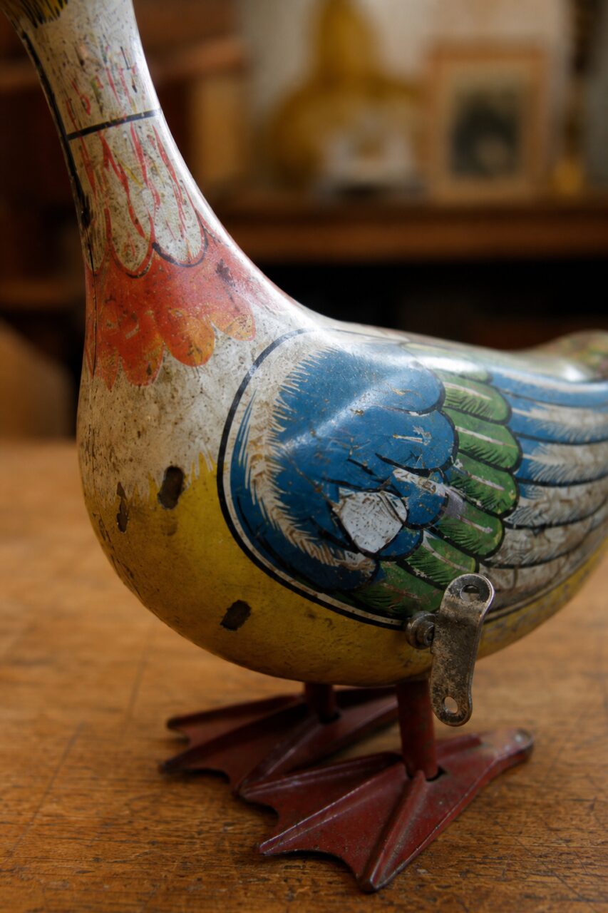 Detail van de beschilderde vleugel en metalen sleutel van mechanisch eendenspeelgoed