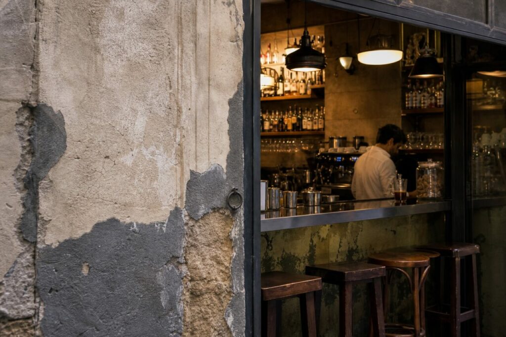 Thekendetail zwischen abblätternder Wand und Espressomaschine