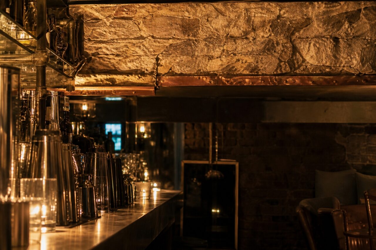Détail du comptoir sous une poutre cuivrée