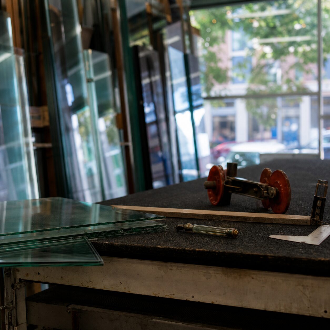 Detail einer Glaswerkbank mit Zangen und Glasscheibe in Seattle