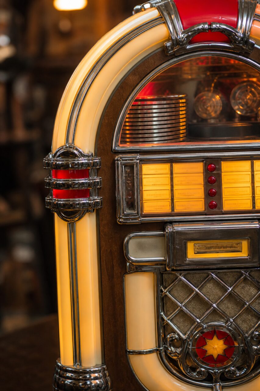 Detalhe luminoso da frente de um jukebox vintage