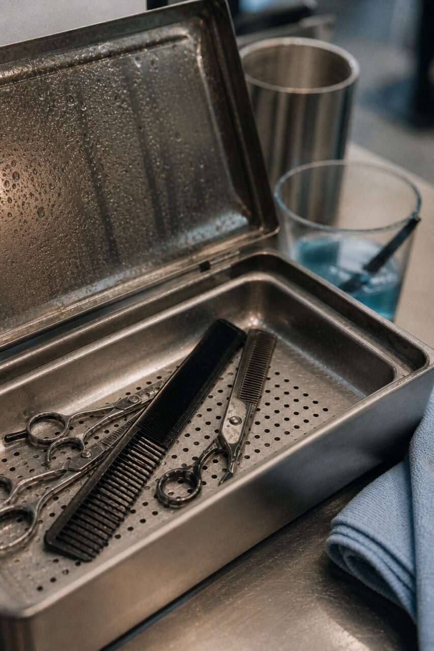 Detalle de hojas, dientes y perforaciones metálicas