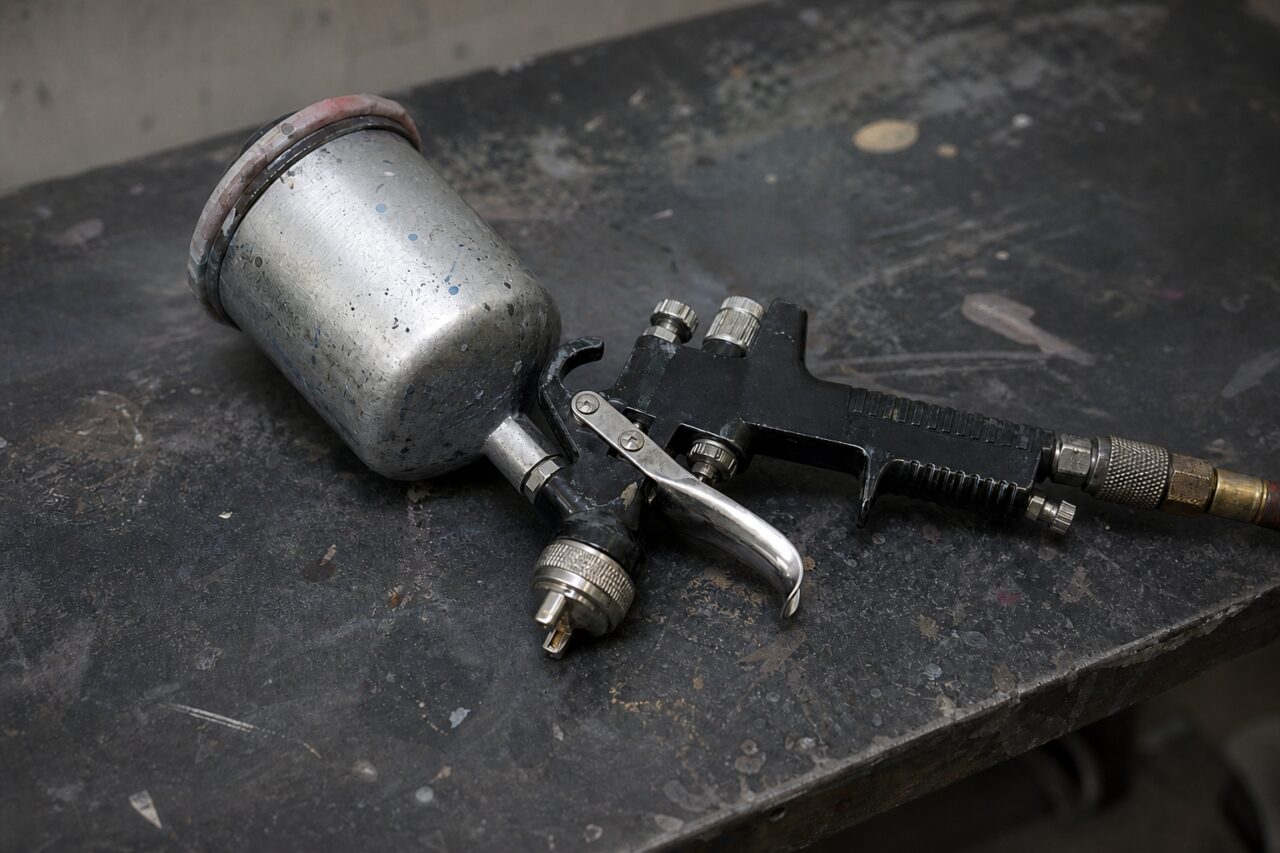 Détail rapproché d’un pistolet de pulvérisation et de ses réglages