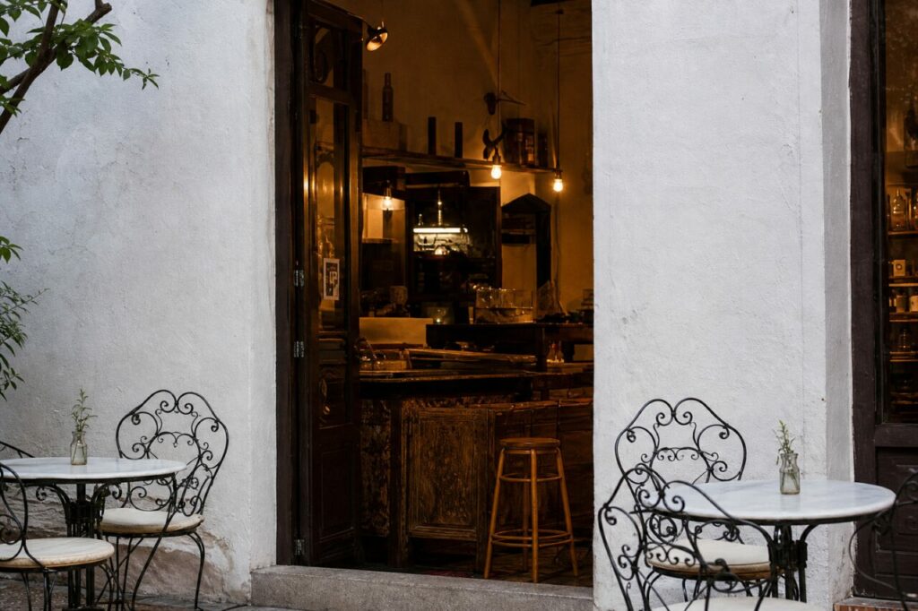 Détail de la porte ouverte sur le comptoir du café
