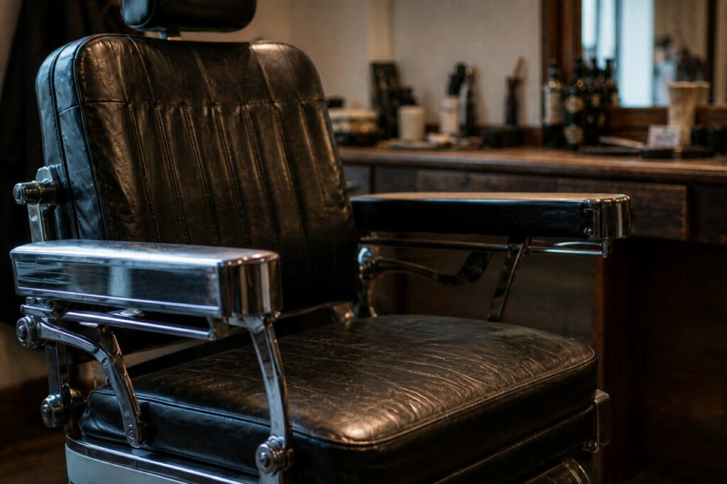 Detalle del asiento negro y los apoyabrazos brillantes
