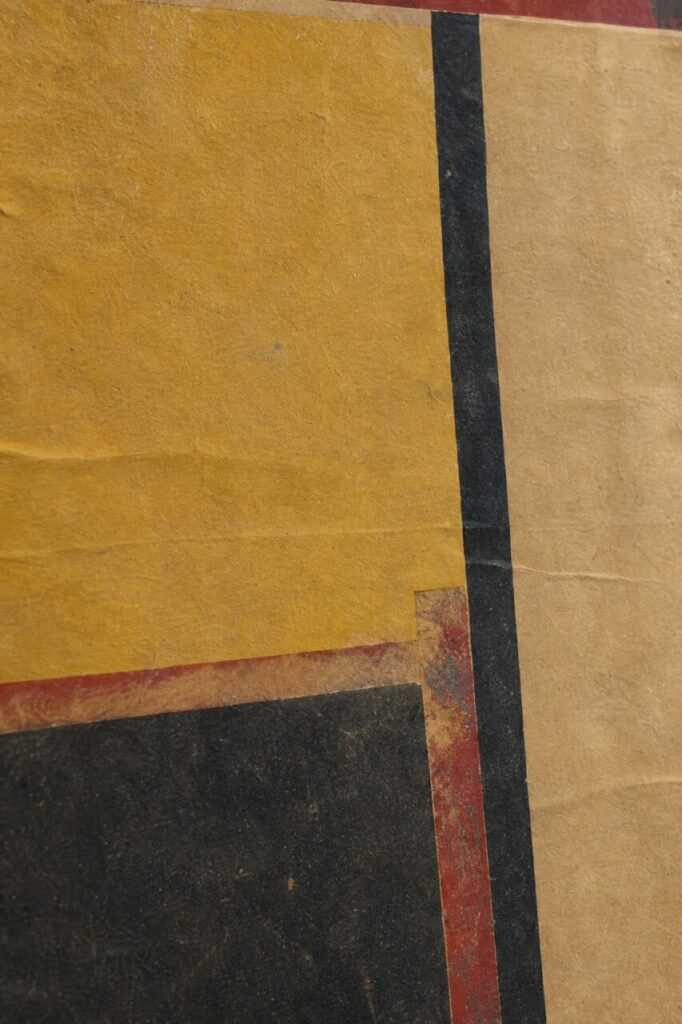 La surface patinée et des bandes colorées d’une affiche abstraite