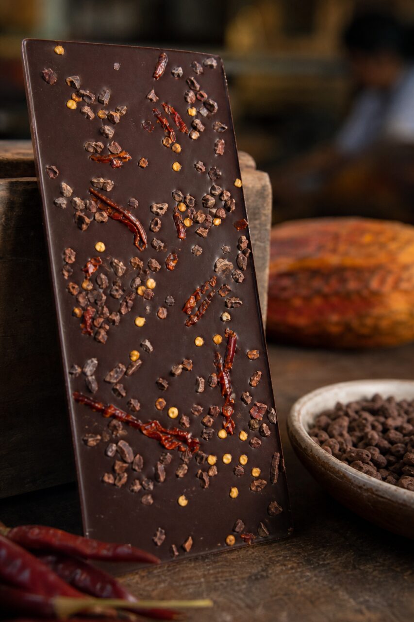 Détail d’une tablette de chocolat aux piments