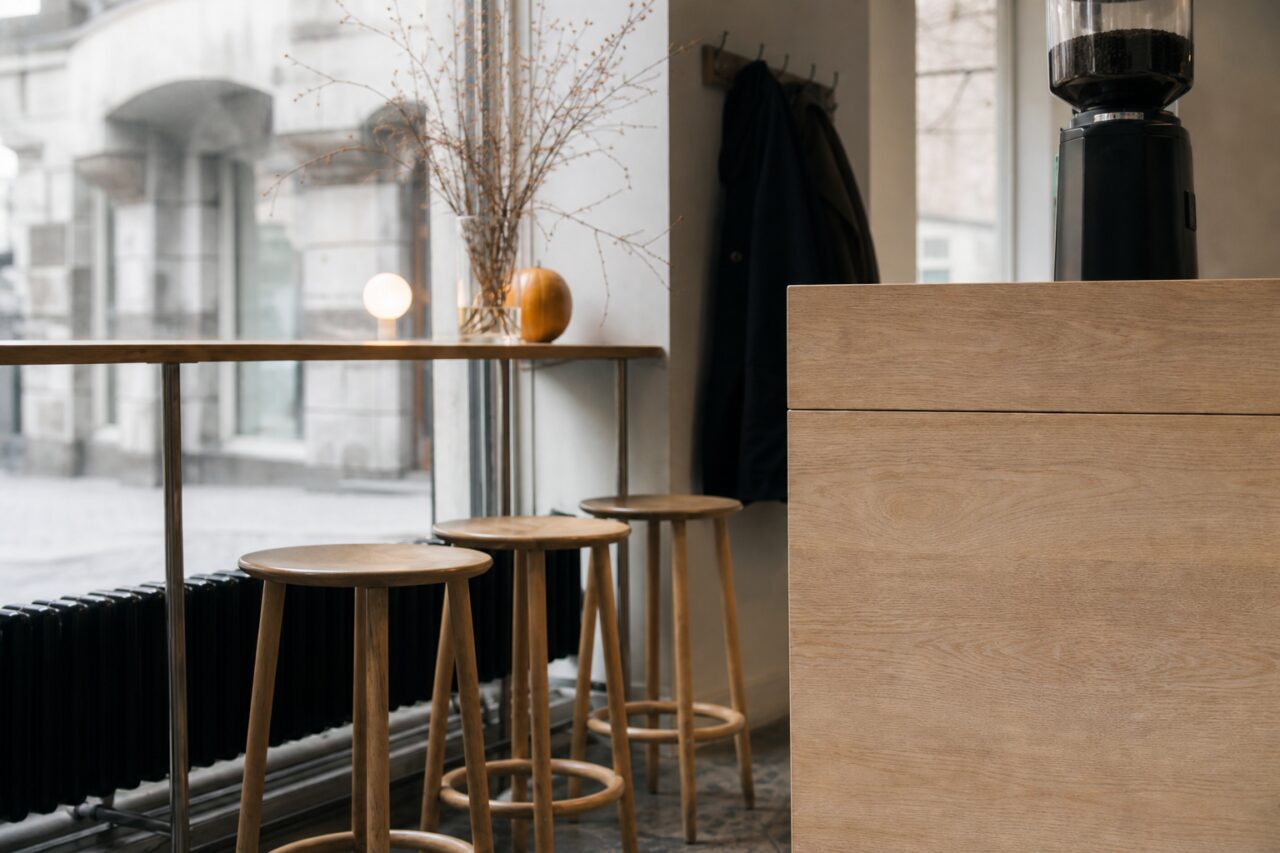 Detail der Hocker und Fensterablage an der Glasfront