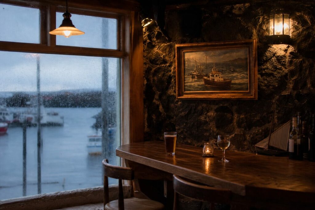 Deux verres et une lanterne sous le tableau de bateau