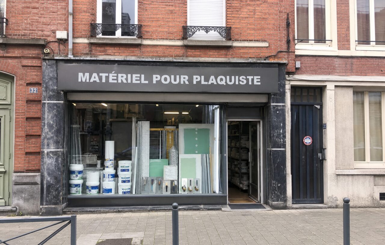 Fassade eines Fachgeschäfts für Trockenbau an einer Straße in Lille