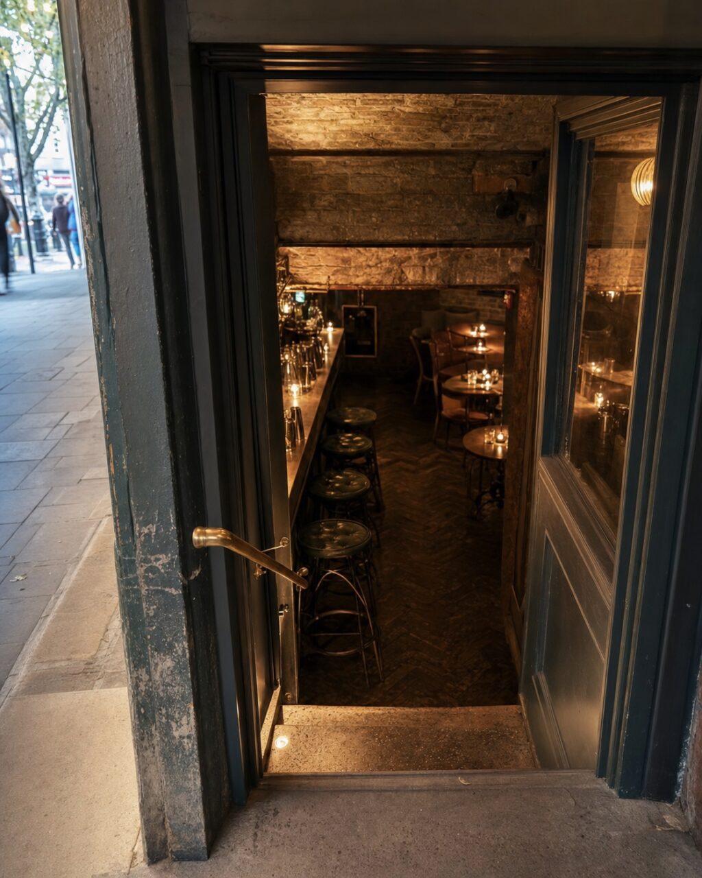 Straßeneingang zu einer Bar im Untergeschoss