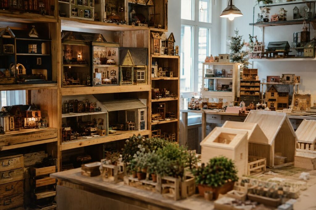 Étagères de boutique de maisons miniatures avec meubles, arbres et espace de travail