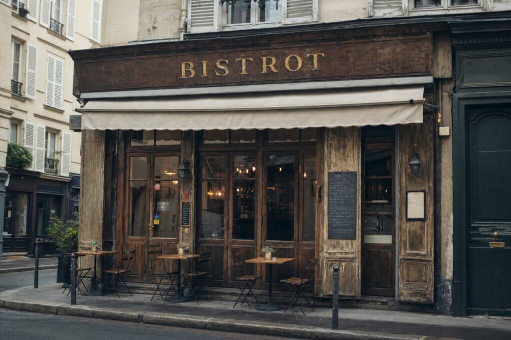 Façade de bistrot en boiserie sous un auvent clair