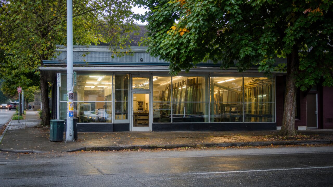 Façade vitrée du studio « SEATTLE GLASS » dans une rue arborée de Seattle